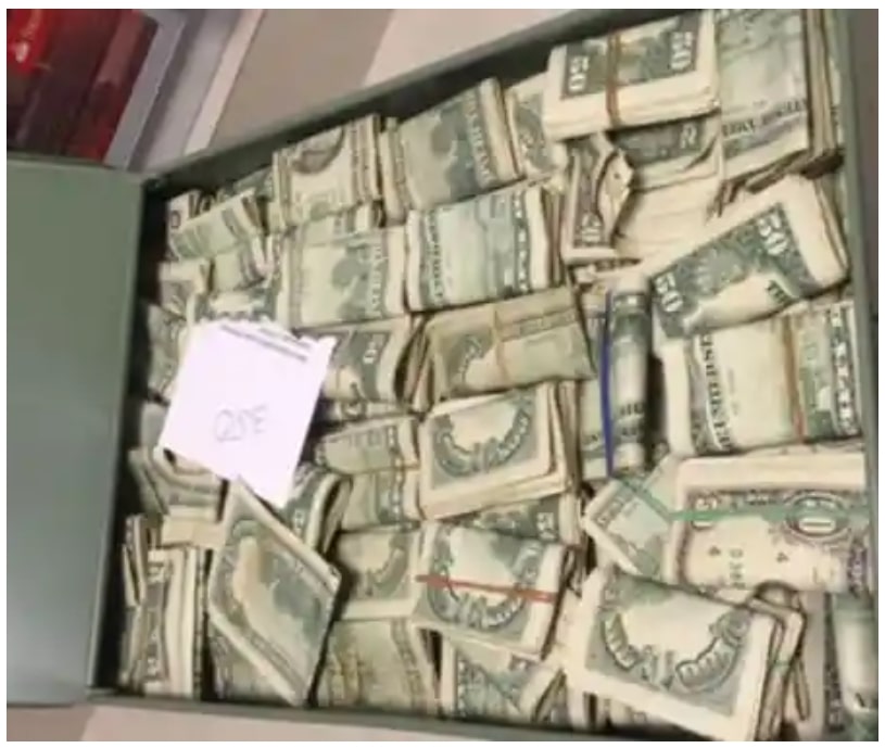 Man Finds a Safe in the Storage Container He Bought, Officers Suddenly ...