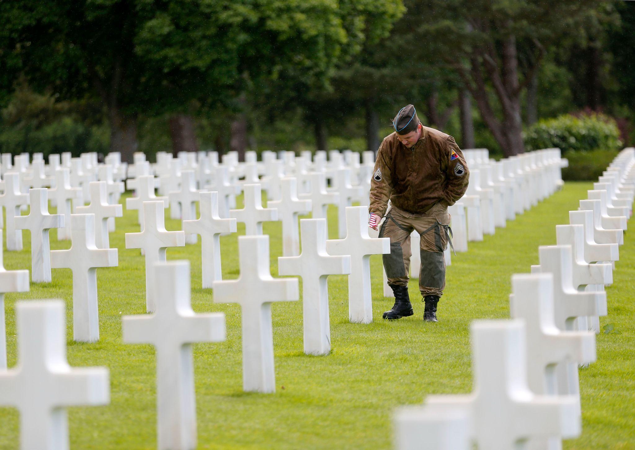 French Soldiers Fill in Engraved Headstones With Sand From Omaha Beach ...