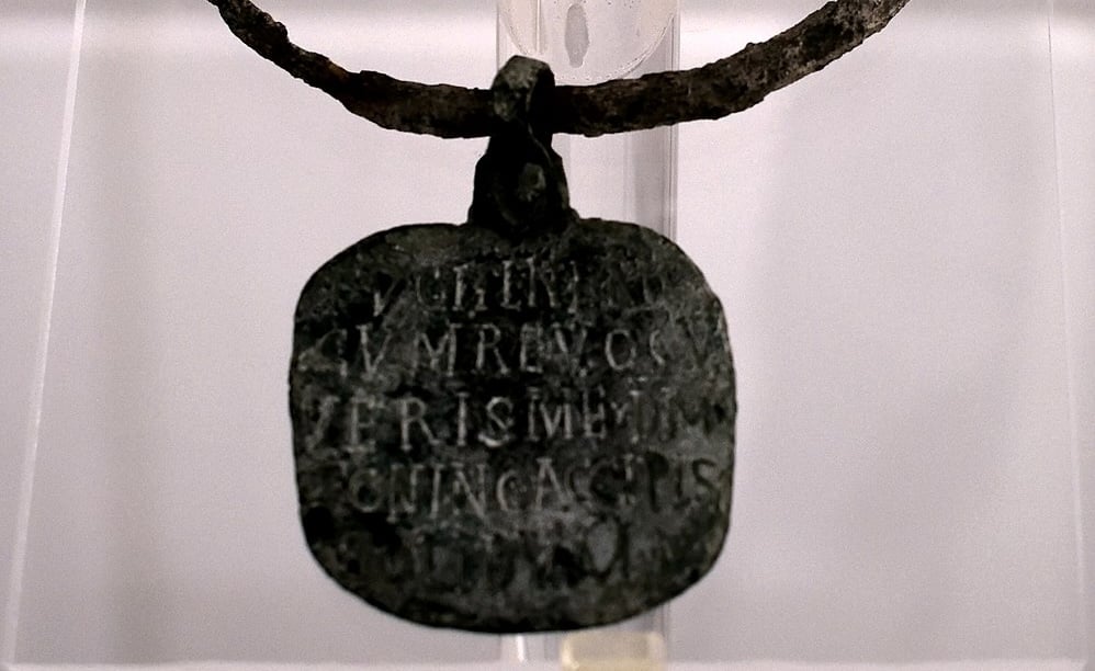 Latin words carved into the tag on the Zoninus collar